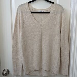 GAP Women's V-Neck Sweater in Cream